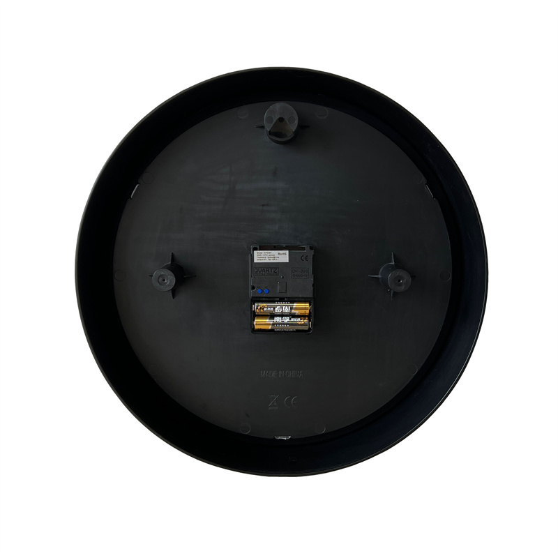 Relógio de parede analógico redondo preto de 13,7 polegadas com conexão Wi-Fi e alimentado por bateria.
