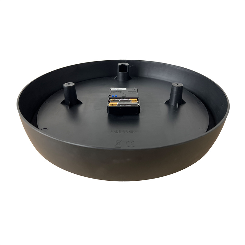 Relógio de parede analógico redondo preto de 13,7 polegadas com conexão Wi-Fi e alimentado por bateria.